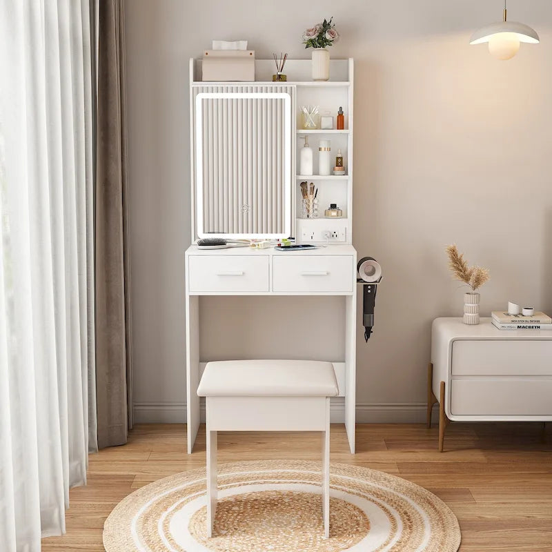 Petite coiffeuse avec miroir et lumières LED, prise de courant intégrée et rangement caché, comprend un tabouret rembourré et une étagère.