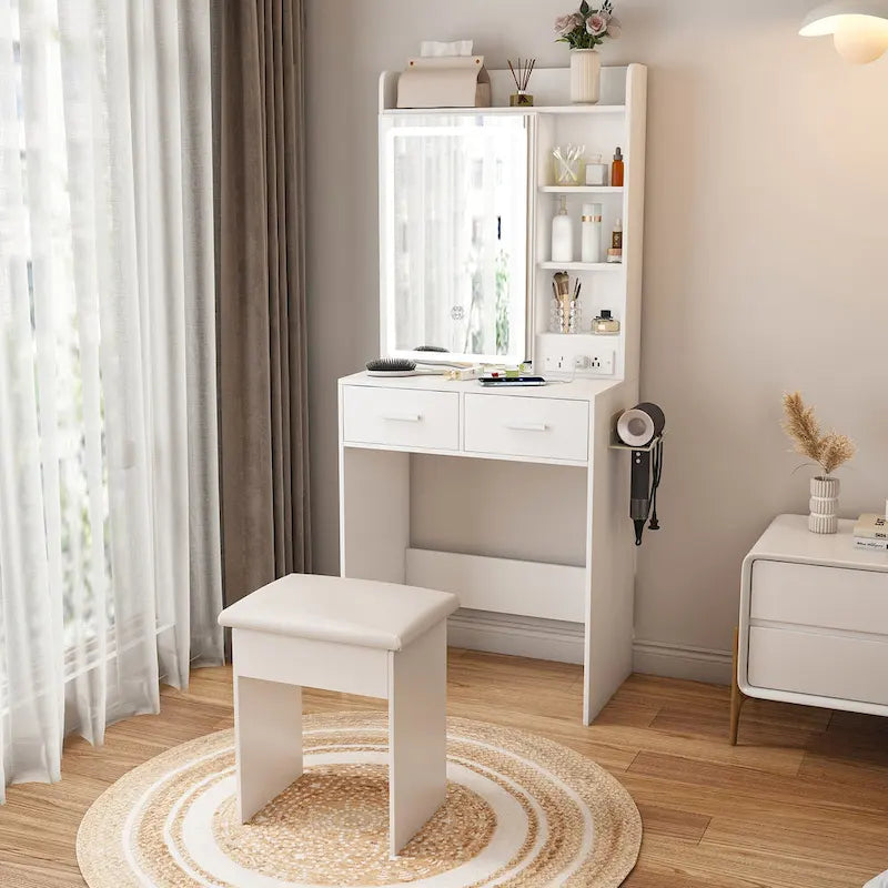 Petite coiffeuse avec miroir et lumières LED, prise de courant intégrée et rangement caché, comprend un tabouret rembourré et une étagère.