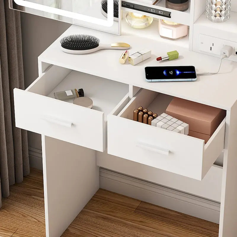 Petite coiffeuse avec miroir et lumières LED, prise de courant intégrée et rangement caché, comprend un tabouret rembourré et une étagère.