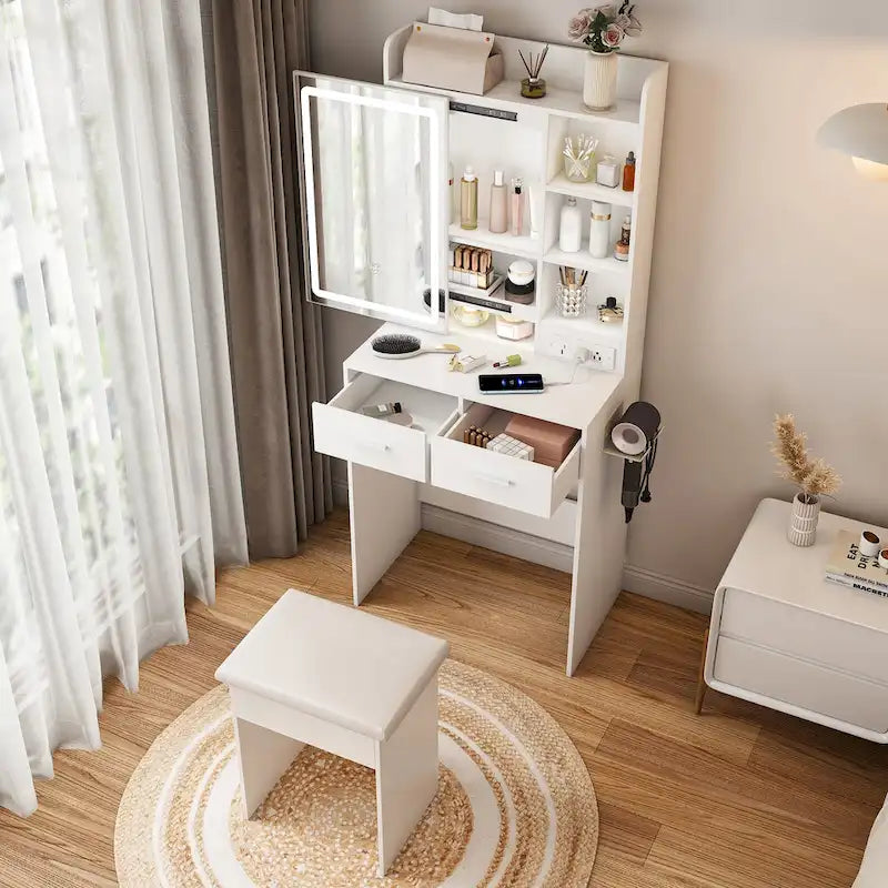 Petite coiffeuse avec miroir et lumières LED, prise de courant intégrée et rangement caché, comprend un tabouret rembourré et une étagère.