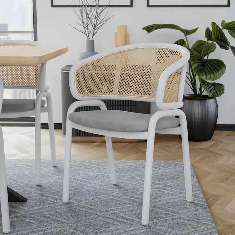 Chaise d'appoint moderne et élégante avec dossier en rotin et pieds en acier blanc pour salle à manger et cuisine