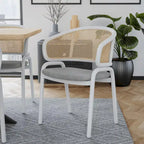 Chaise d'appoint moderne et élégante avec dossier en rotin et pieds en acier blanc pour salle à manger et cuisine