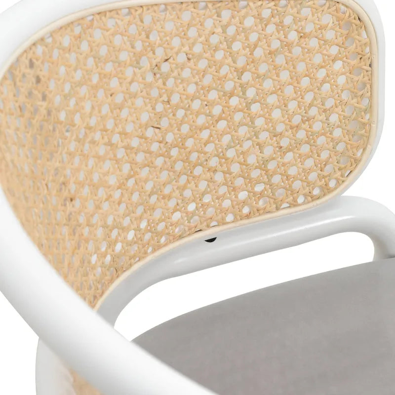 Chaise d'appoint moderne et élégante avec dossier en rotin et pieds en acier blanc pour salle à manger et cuisine
