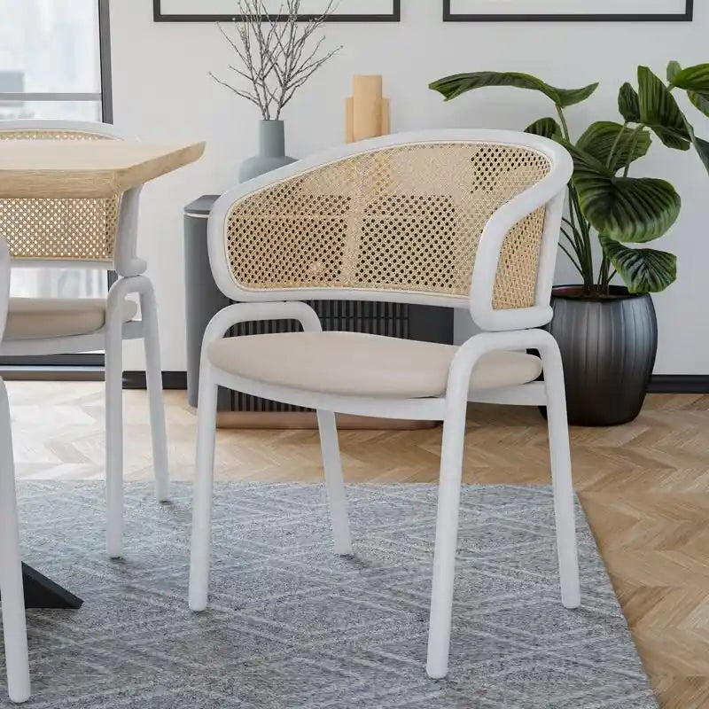 Chaise d'appoint moderne et élégante avec dossier en rotin et pieds en acier blanc pour salle à manger et cuisine