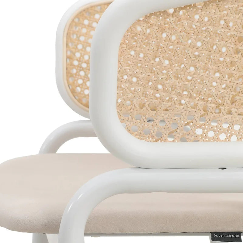 Chaise d'appoint moderne et élégante avec dossier en rotin et pieds en acier blanc pour salle à manger et cuisine
